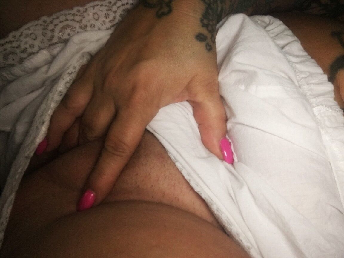 16P La gorda tatuada Carmen Delavega se graba tocándose las tetas y el coño