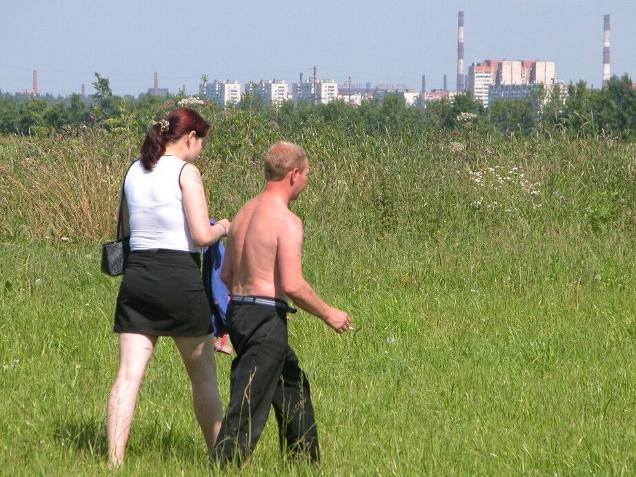 16P 赤毛のぽっちゃり女性が野原でホームレスの男性とセックス