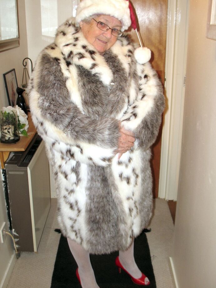 20P British nan Grandma Libby exposes her fat body in a Christmas hat and hosiery