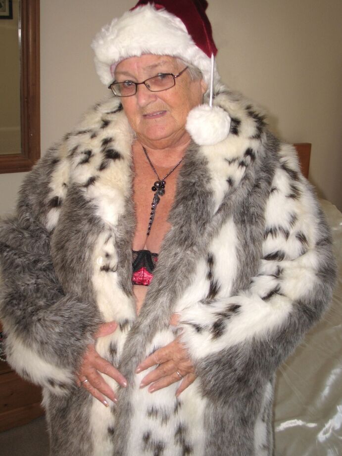 20P British nan Grandma Libby exposes her fat body in a Christmas hat and hosiery