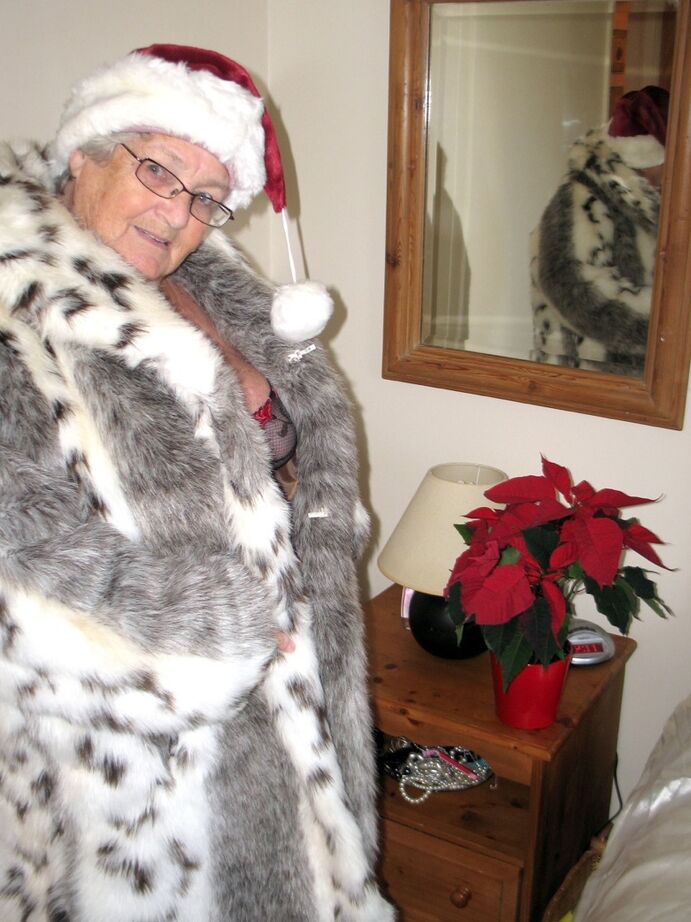 20P British nan Grandma Libby exposes her fat body in a Christmas hat and hosiery
