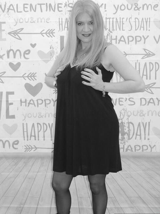 Lily May, amateur britannique de 17P, montre ses énormes seins avant d'enfiler une tenue.