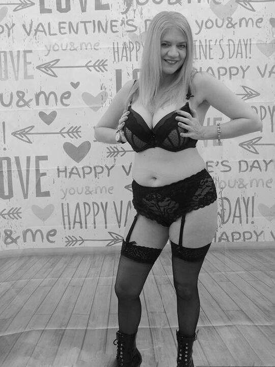 Lily May, amateur britannique de 17P, montre ses énormes seins avant d'enfiler une tenue.