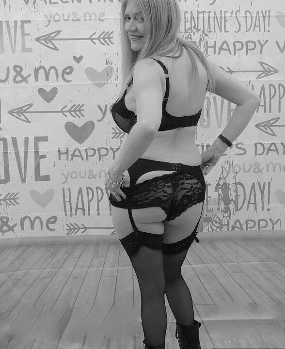 Lily May, amateur britannique de 17P, montre ses énormes seins avant d'enfiler une tenue.