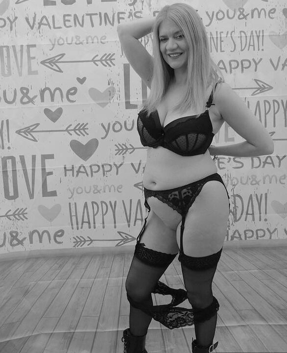 Lily May, amateur britannique de 17P, montre ses énormes seins avant d'enfiler une tenue.