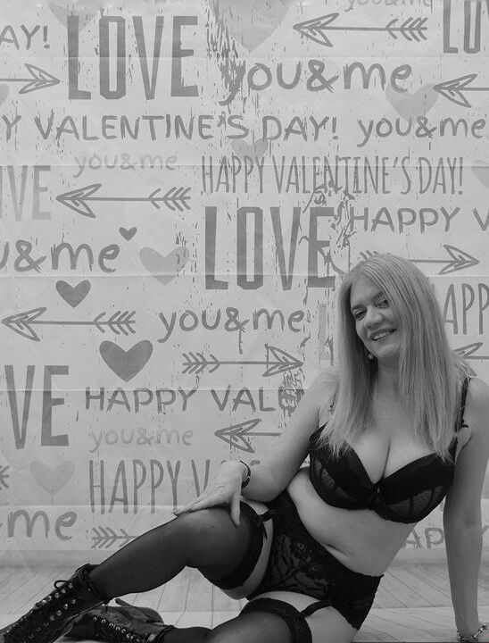 Lily May, amateur britannique de 17P, montre ses énormes seins avant d'enfiler une tenue.