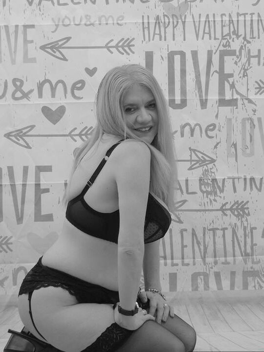 Lily May, amateur britannique de 17P, montre ses énormes seins avant d'enfiler une tenue.