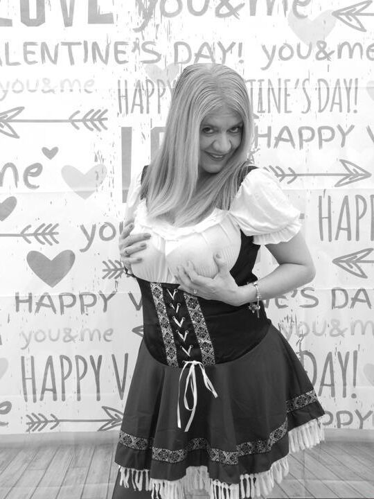 Lily May, amateur britannique de 17P, montre ses énormes seins avant d'enfiler une tenue.