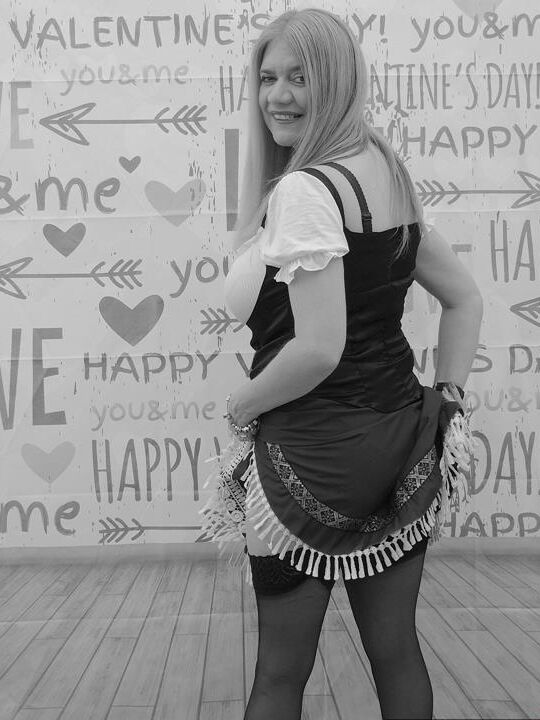 Lily May, amateur britannique de 17P, montre ses énormes seins avant d'enfiler une tenue.