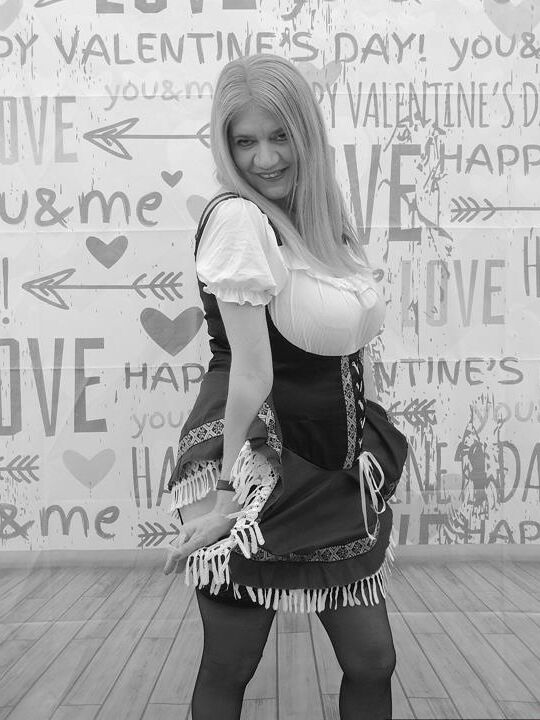 Lily May, amateur britannique de 17P, montre ses énormes seins avant d'enfiler une tenue.