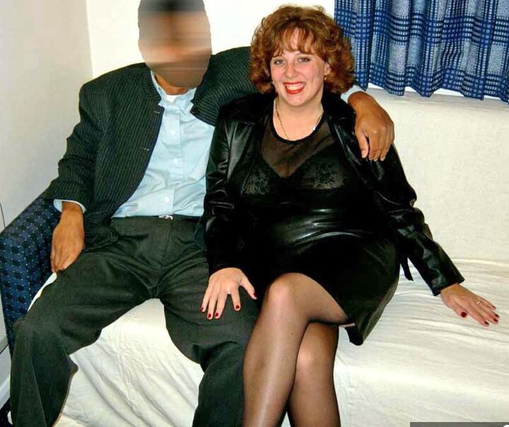 17P イギリスのアマチュア カービー クレアが有色人種とオーラル セックスを交換する