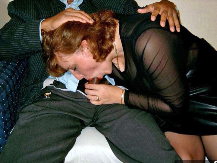 17P イギリスのアマチュア カービー クレアが有色人種とオーラル セックスを交換する