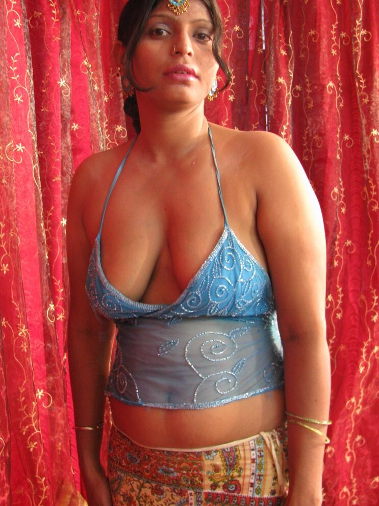 15P Indian Sex Lounge montrant sa chatte juteuse