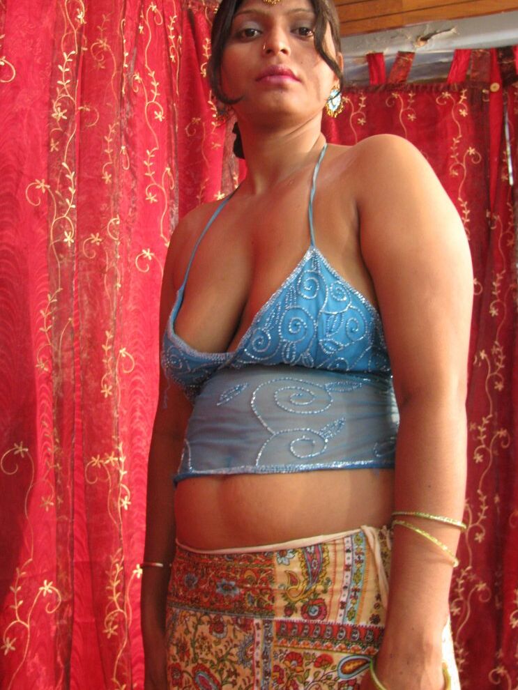 15P Indian Sex Lounge montrant sa chatte juteuse
