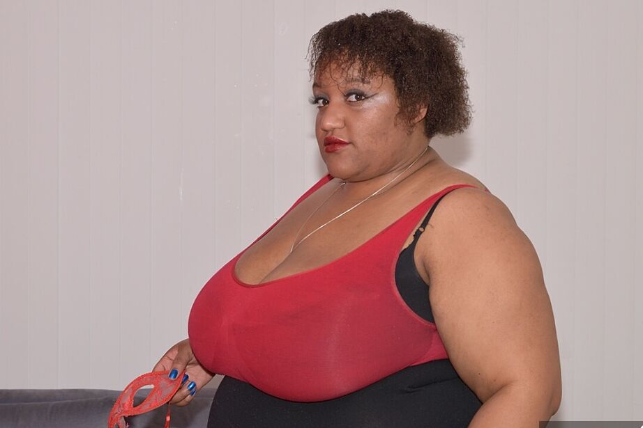 20P Fat ébano amador Curvy Bunny B raspa sua buceta em meias arrastão