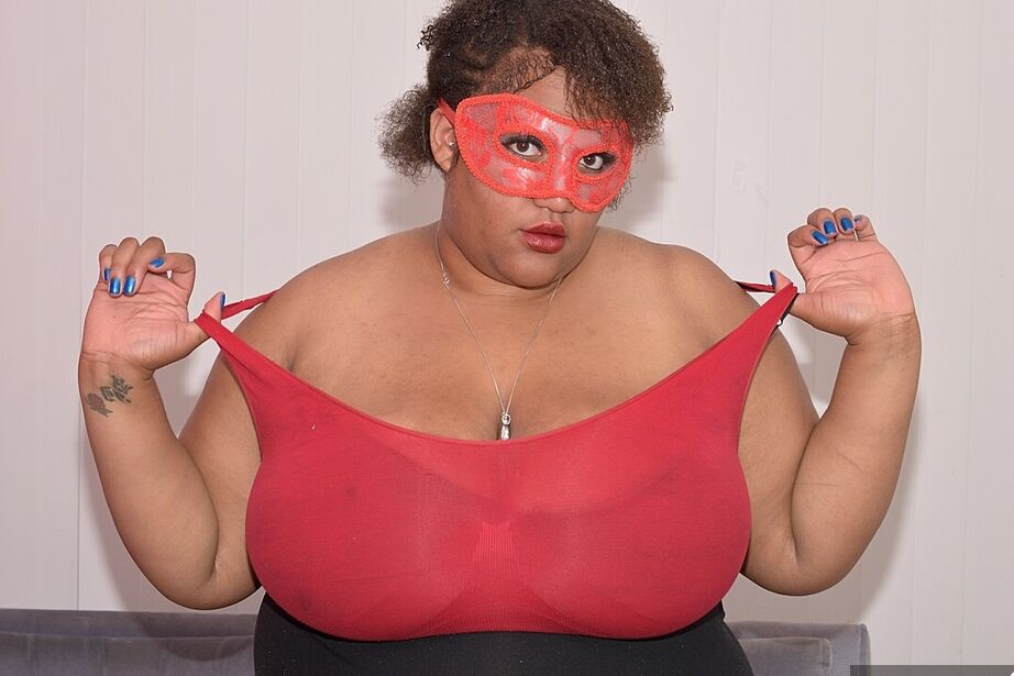 20P Fat ébano amador Curvy Bunny B raspa sua buceta em meias arrastão