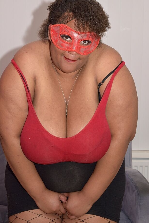 20P Fat ébano amador Curvy Bunny B raspa sua buceta em meias arrastão