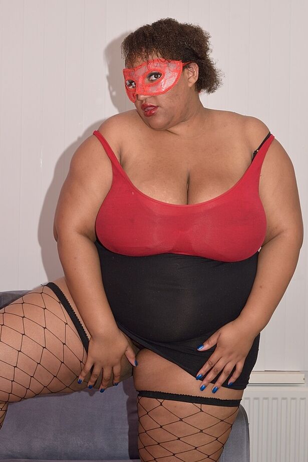 20P Fat ébano amador Curvy Bunny B raspa sua buceta em meias arrastão