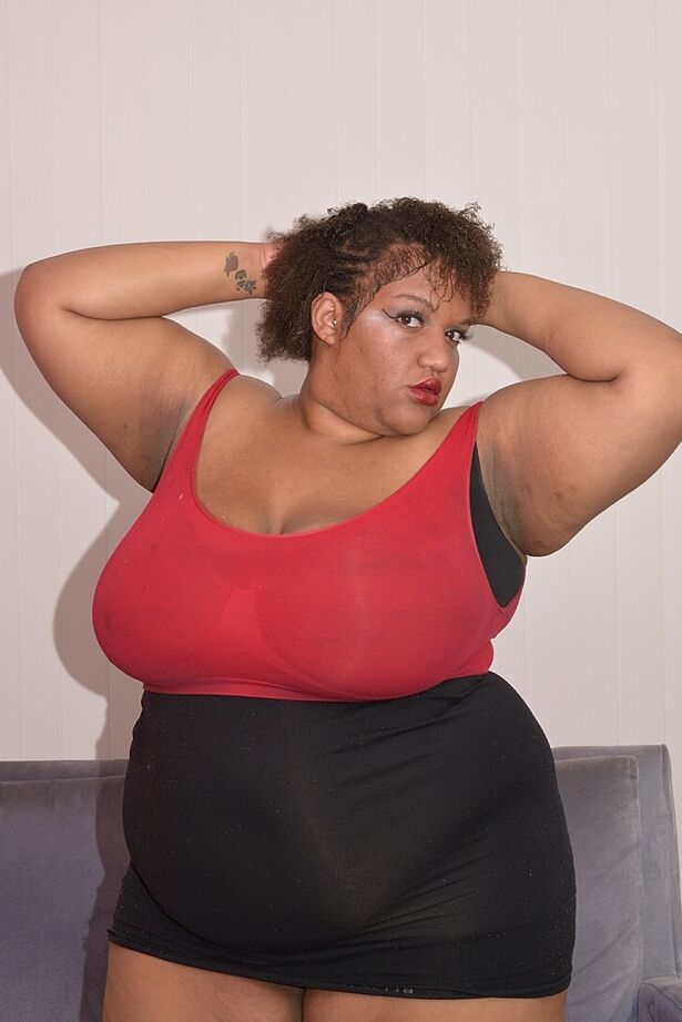 20P Fat ébano amador Curvy Bunny B raspa sua buceta em meias arrastão