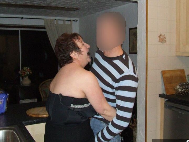 20P A gordinha madura Kinky Carol dá prazer ao pau de um homem mais jovem em sua cozinha