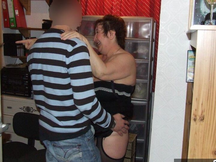 20P A gordinha madura Kinky Carol dá prazer ao pau de um homem mais jovem em sua cozinha
