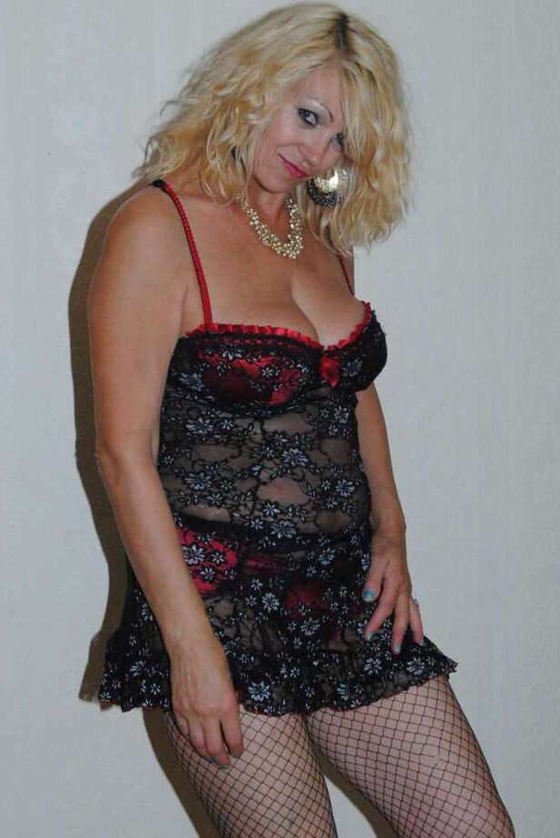 19P A loira de meia-idade Dimonty remove lingerie sexy durante uma sessão solo