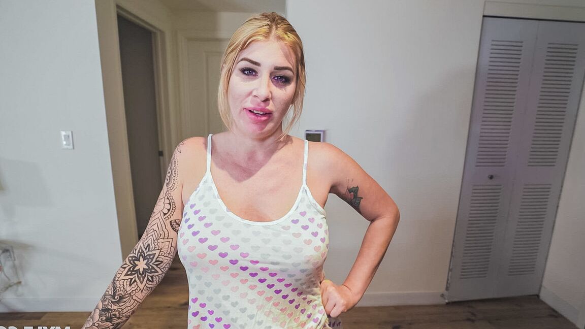 21P La MILF tatouée Lolly Dames baise son beau-fils en POV après avoir fait du yoga
