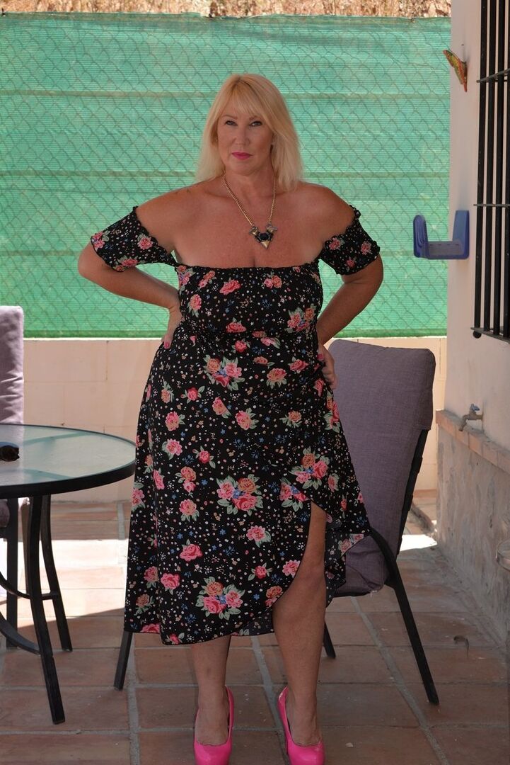 16P La rubia madura Melody pierde sus grandes pechos y su culo gordo con un vestido