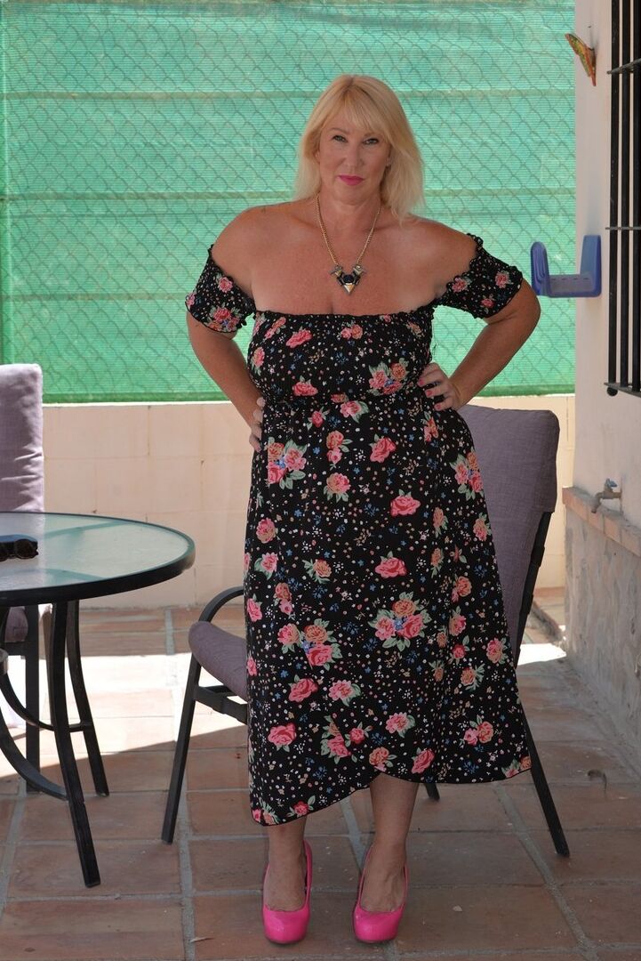 16P La rubia madura Melody pierde sus grandes pechos y su culo gordo con un vestido