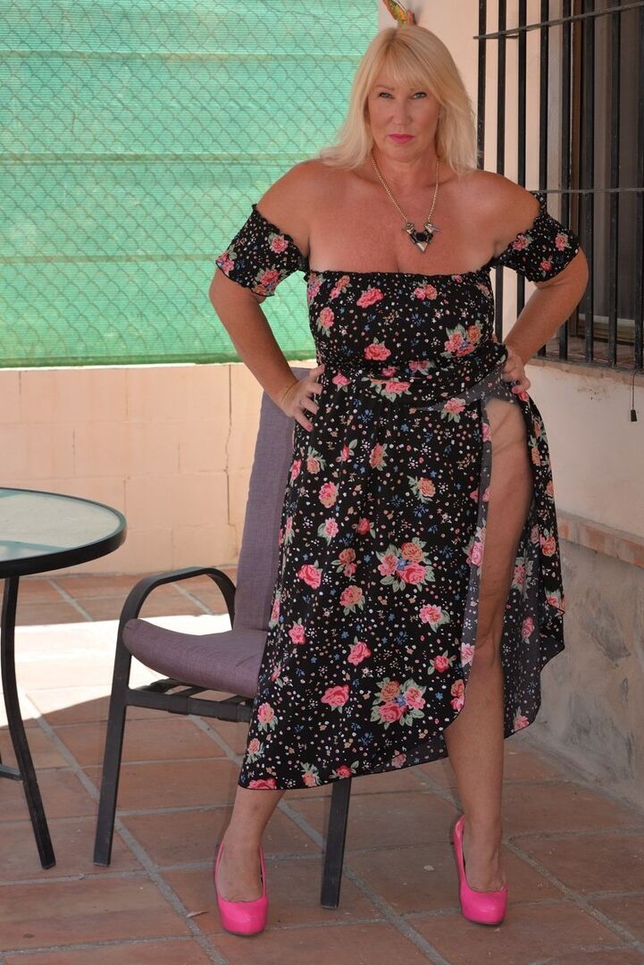 16P La rubia madura Melody pierde sus grandes pechos y su culo gordo con un vestido