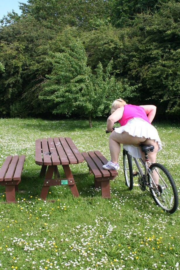 20P 太った祖母レクシー・カミングスが裸で自転車に乗る
