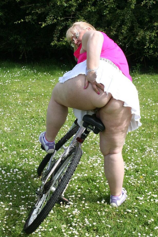 20P 太った祖母レクシー・カミングスが裸で自転車に乗る