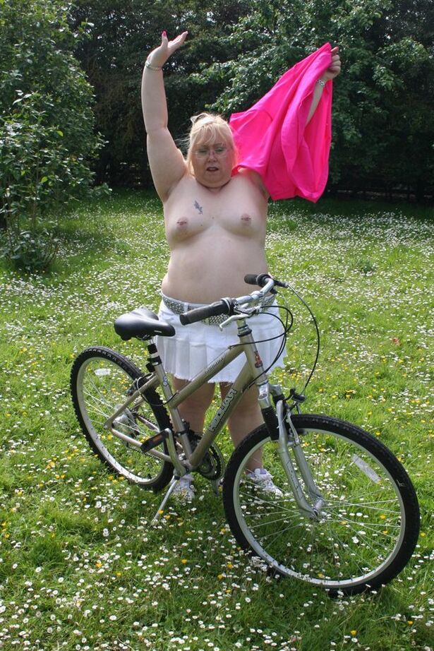 20P 太った祖母レクシー・カミングスが裸で自転車に乗る