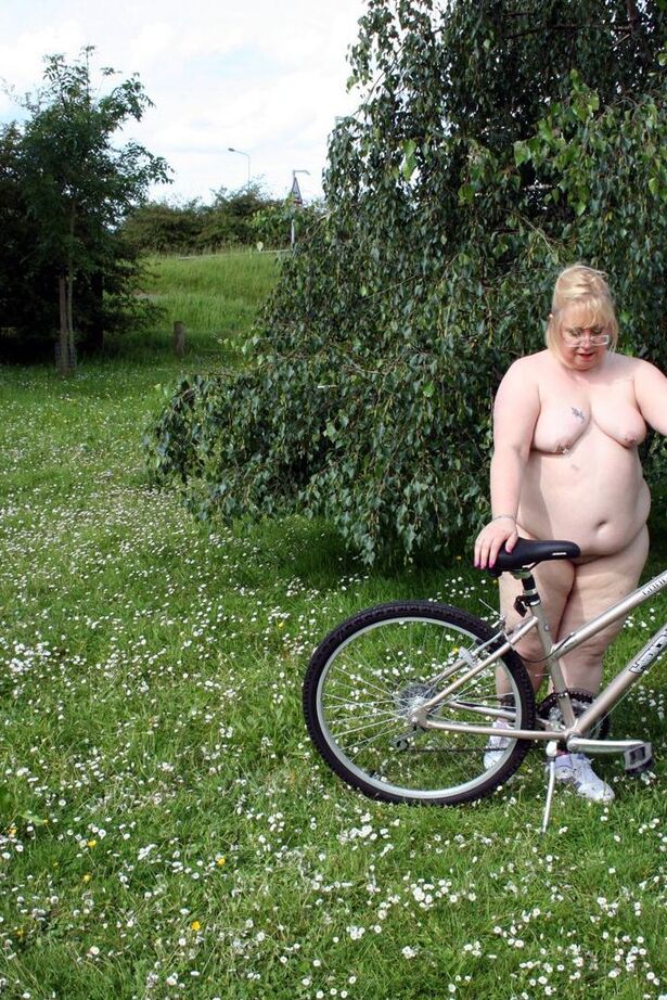 20P 太った祖母レクシー・カミングスが裸で自転車に乗る