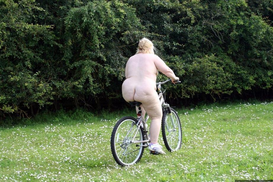 20P 太った祖母レクシー・カミングスが裸で自転車に乗る