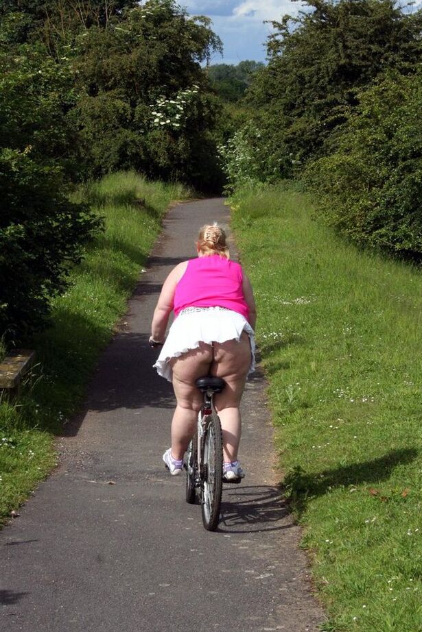 20P 太った祖母レクシー・カミングスが裸で自転車に乗る