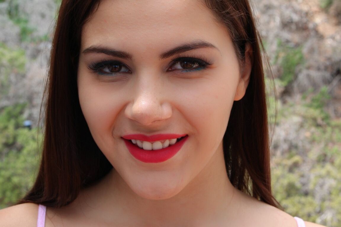 Valentina Nappi, une européenne courbée de 15P, perd son gros cul blanc de son pantalon de yoga