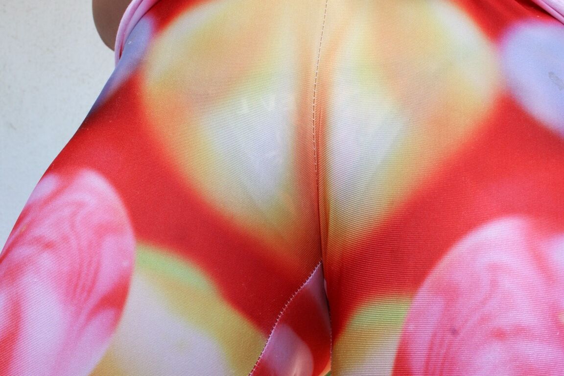 Valentina Nappi, une européenne courbée de 15P, perd son gros cul blanc de son pantalon de yoga