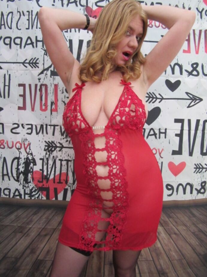 20P L'amatrice britannique Lily May libère ses énormes seins et s'arrache de sa lingerie chaude