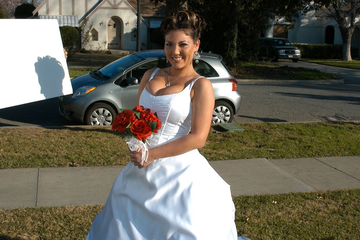 17P La MILF estadounidense con curvas Claire Dames muestra sus grandes tetas el día de su boda