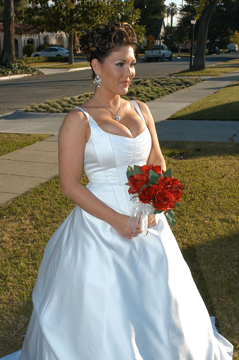 17P La MILF estadounidense con curvas Claire Dames muestra sus grandes tetas el día de su boda