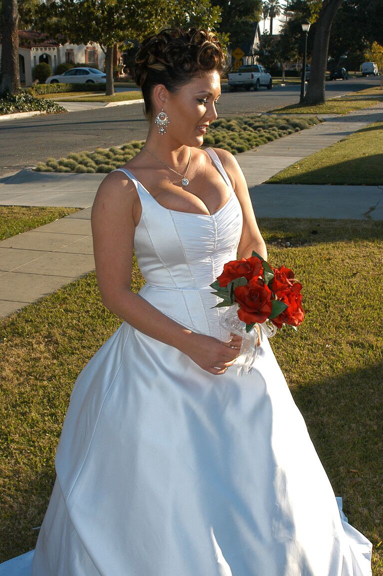17P La MILF estadounidense con curvas Claire Dames muestra sus grandes tetas el día de su boda