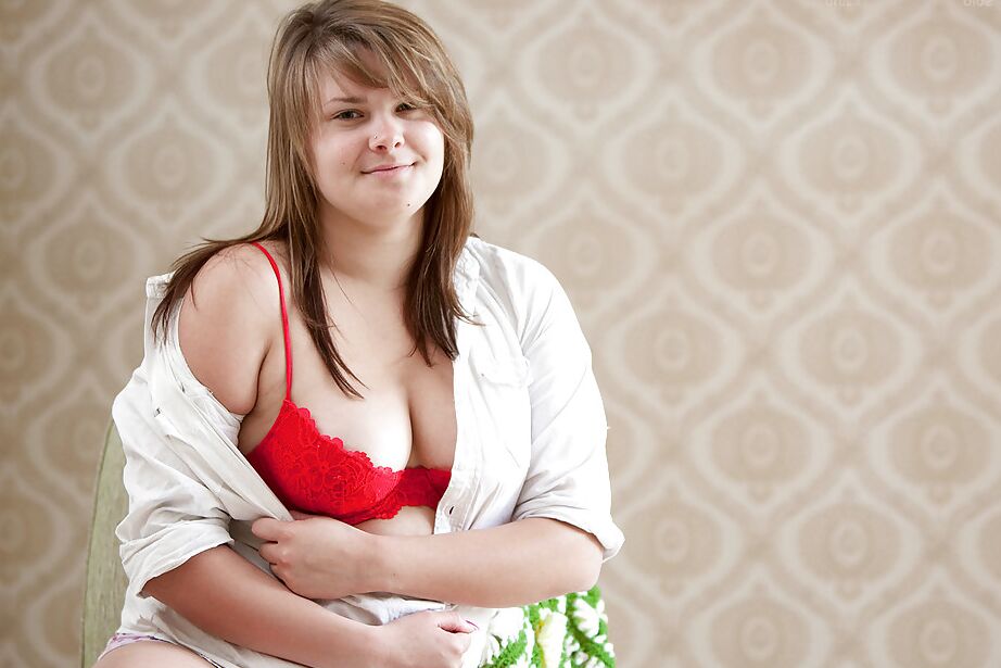 16P Jovem gorda Capucine expõe seus peitos adolescentes e buceta peluda