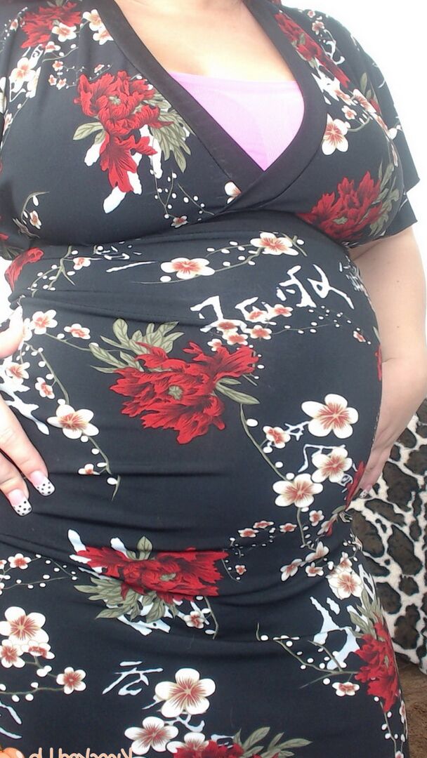 12P A ruiva grávida Georgia Peach tira o vestido e posa nua no sofá