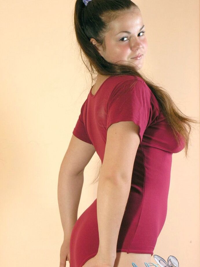 20P Une jeune amatrice joue avec ses gros seins naturels pendant une action en solo