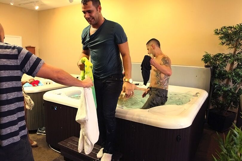Eine 16-jährige Amateurin zieht sich für Sexspiele in einem Whirlpool nackt aus