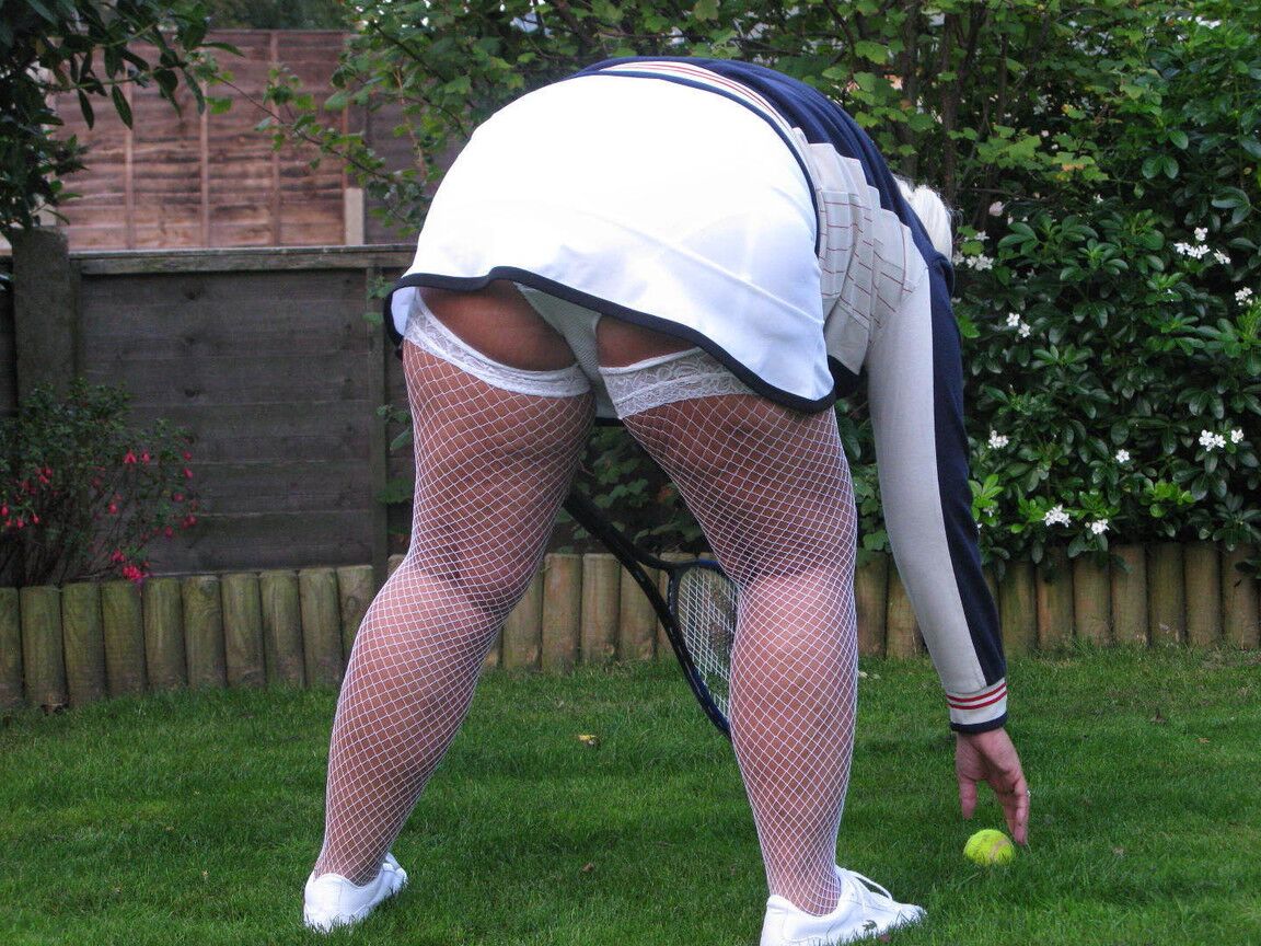 20P Mature BBW Chrissy Uk expõe seus peitos e bunda enquanto empunha uma raquete de tênis