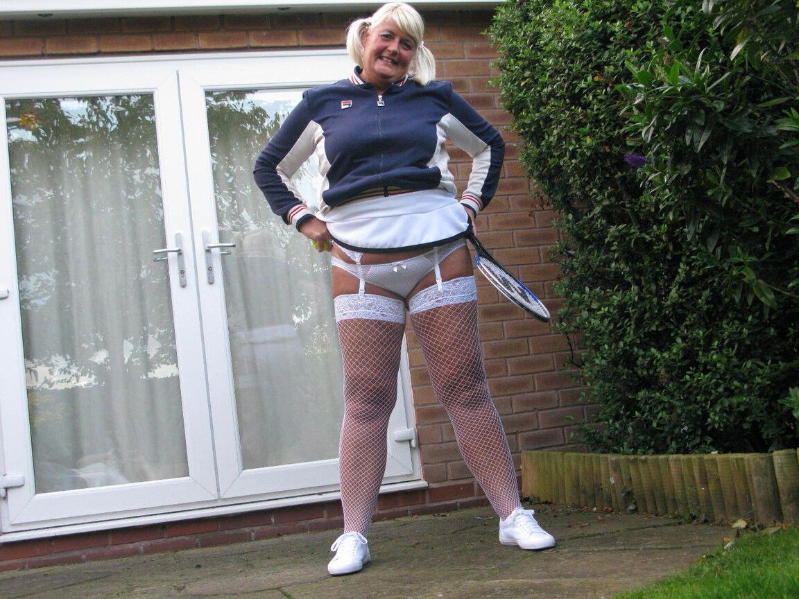 20P Mature BBW Chrissy Uk expõe seus peitos e bunda enquanto empunha uma raquete de tênis