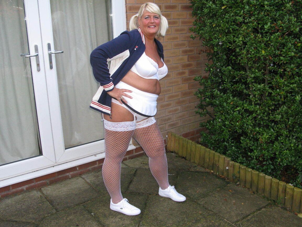 20P Mature BBW Chrissy Uk expõe seus peitos e bunda enquanto empunha uma raquete de tênis