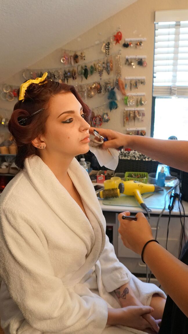 17P A ruiva tatuada Brittney White exibe seios naturais